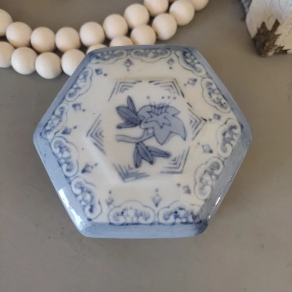 Vintage Chinoserie Blue & White Octagonal Trinket Box - Picture 2 of 5